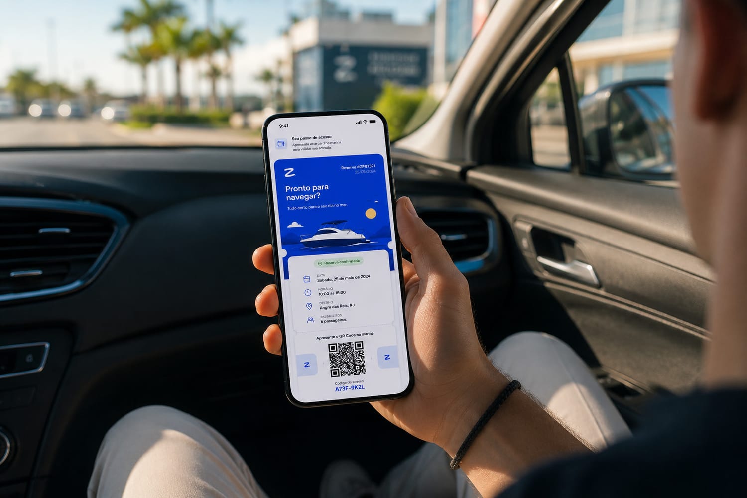 Passageiro chegando de carro à marina, com o passe de embarque da Zarpi aberto no celular